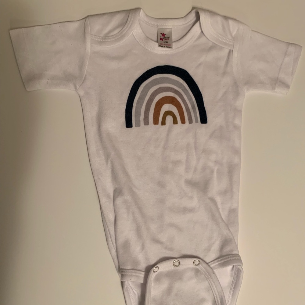 Laughing Giraffe Rainbow Onesie 6-12 Mo